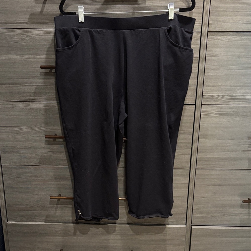 Weekends By Chico’s Black Cropped Pants (size3/US16)